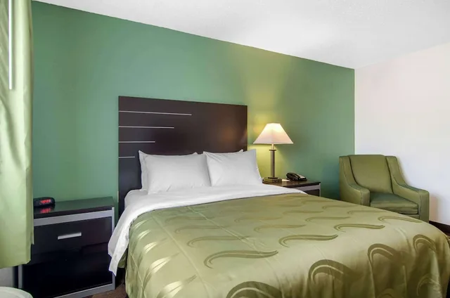 غرفة قياسية بسرير كوين، Quality Inn Russell, KS 2/10