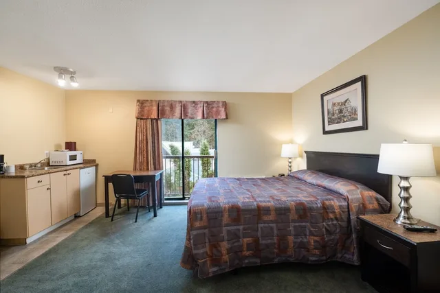 غرفة قياسية بسرير كوين، Canadian Inn 2/6