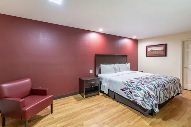 Superior, King Bed, Accessible, Americas Best Value Inn Buffalo Tx 1/3