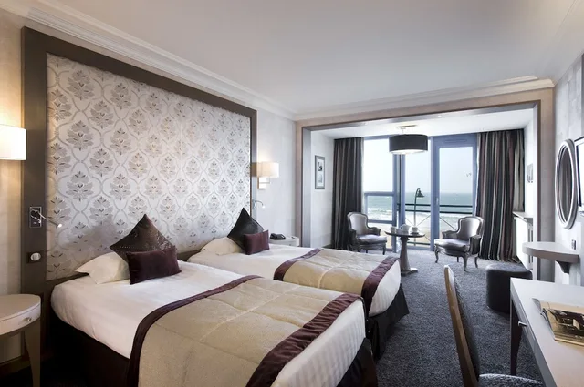 غرفة بريستيج بسريرين منفصلين بإطلالة على البحر، Le Grand Hotel Des Thermes 1/3