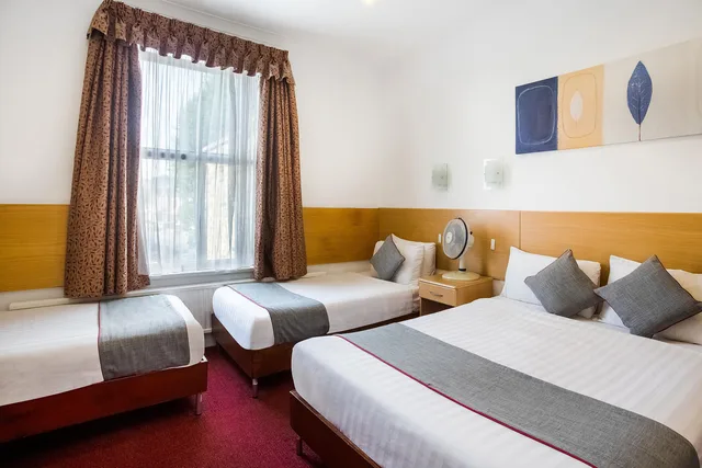 غرفة ديلوكس ثلاثية، London Guest House by OYO - Acton 2/10