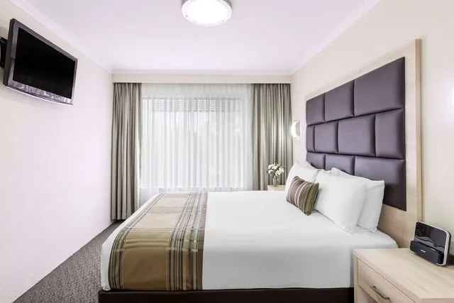 غرفة تنفيذية بسرير كوين بإطلالة على المسبح، Garden City Hotel, BW Signature Collection 3/4