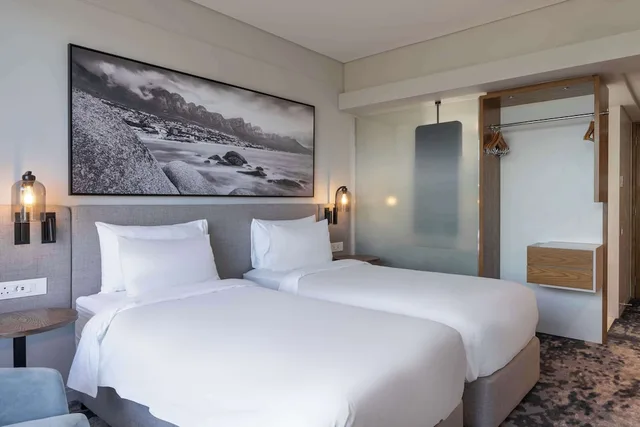 غرفة بريميوم بسريرين منفصلين بإطلالة على الجبل، Radisson Hotel Cape Town Foreshore 1/10