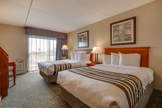 غرفة بسريرين مزدوجين بشرفة، Best Western Brantford Hotel Conference Centre 1/3
