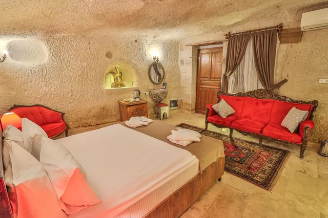 Cave, Deluxe, Hot Tub، Bedrock Cave Hotel 2/10