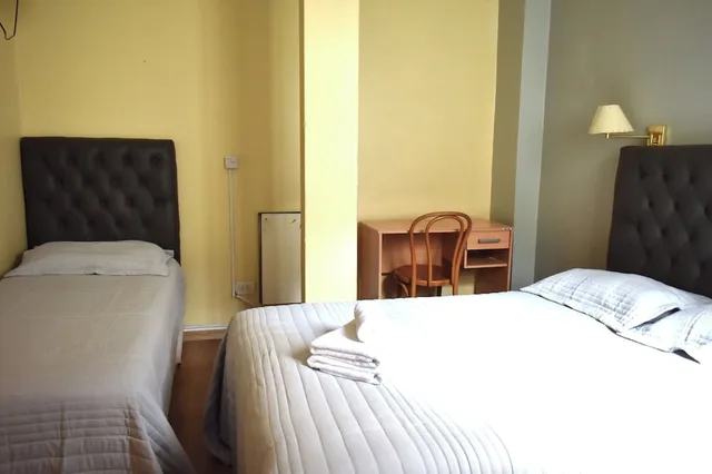 غرفة قياسية ثلاثية بسرير مزدوج وسرير فردي، Hotel Frossard 4/10
