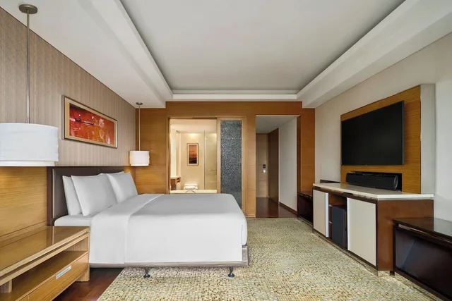 غرفة تنفيذية بسرير كينج مع دخول الصالة، Jw Marriott Hotel Suites Saigon 1/4