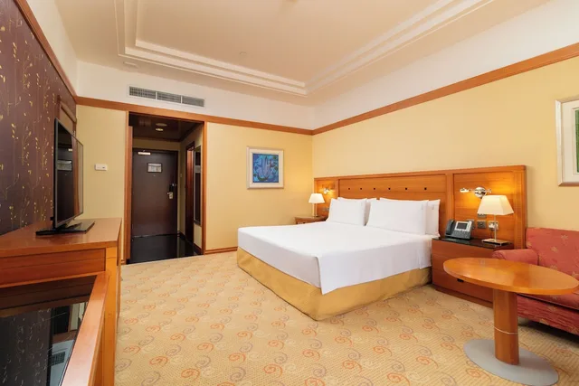 غرفة بريميوم بسرير كينج بإطلالة على المسبح، Holiday Inn Kuwait 7/10