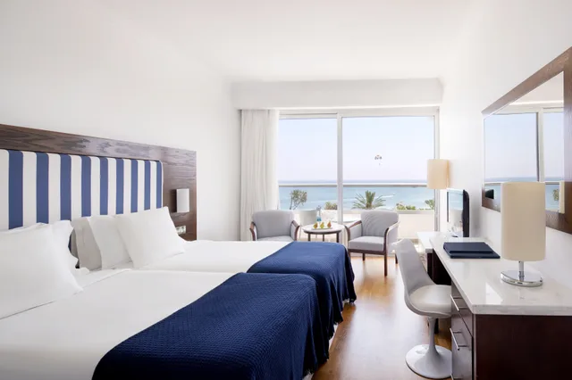 غرفة بسرير مزدوج أو سريرين منفصلين بإطلالة على البحر، Grecian Sands Hotel 3/5