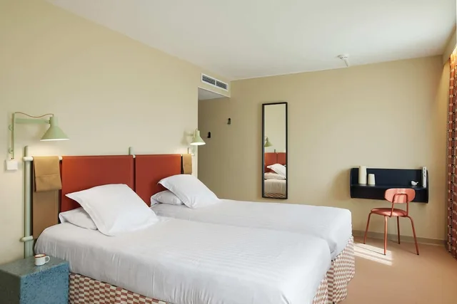 Prestige, Triple, Twin Beds, Sofa, Hotel des Victoires - Restaurant 1/2