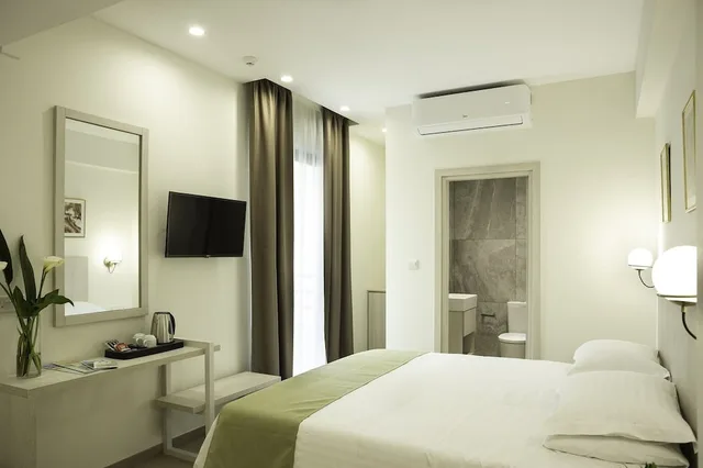 غرفة ديلوكس بسرير كوين بشرفة، Roseum Boutique Hotel 3/4