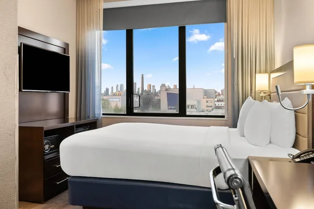 غرفة بسرير كوين بشرفة، Comfort Inn Prospect Park-Brooklyn 8/9