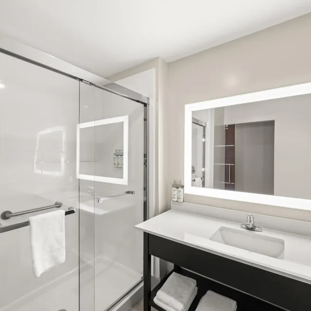 غرفة قياسية بسرير كينج وسريرين كوين، Holiday Inn Express Asheville Woodfin an IHG Hotel 10/10