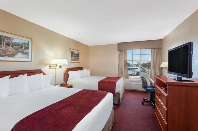 Efficiency, 2 Queen Beds، Ramada By Wyndham Fresno Northwest 1/10