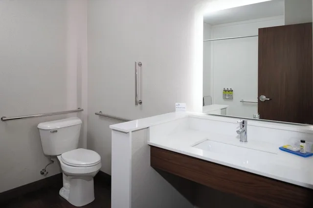 غرفة قياسية بسريرين كوين بحوض استحمام لذوي الإعاقة، Holiday Inn Express Suites the Dalles 3/5