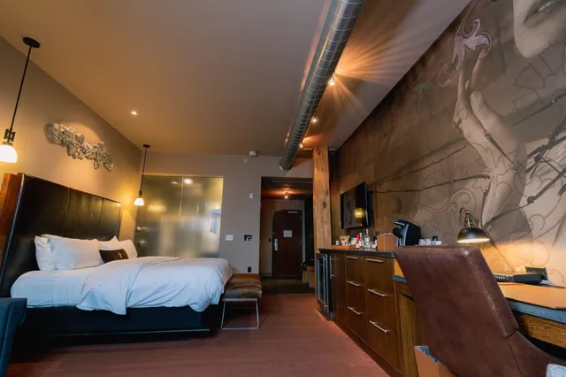 جناح استوديو بريميوم بسرير كينج بإطلالة على المدينة، The Iron Horse Hotel 2/6
