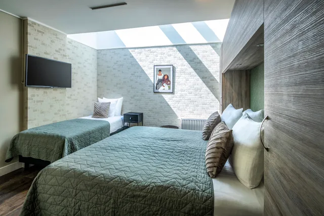 غرفة ثلاثية، Hotel Atlantis 1/3