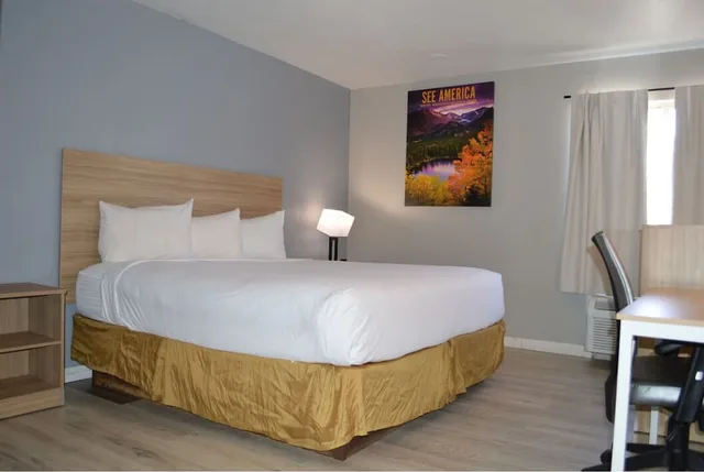 غرفة بزنس بسرير كينج لذوي الإعاقة، Travelodge by Wyndham Colorado Springs Airport/Peterson AFB 2/4
