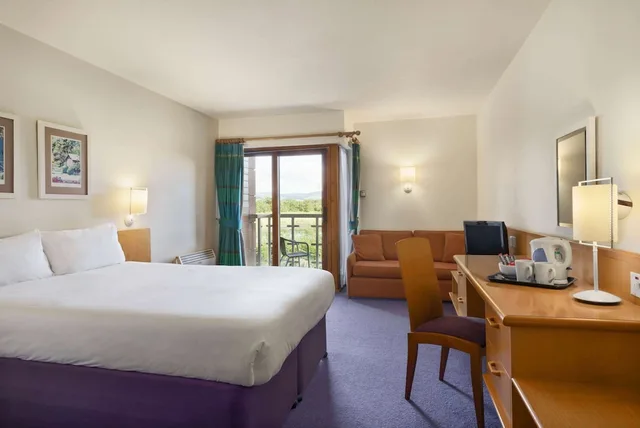 غرفة بسرير كينج مع أريكة، Days Inn by Wyndham Lockerbie Annandale Water 3/6