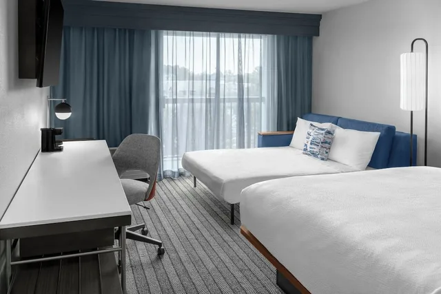غرفة بسرير كينج بشرفة مع أريكة لذوي الإعاقة، Courtyard by Marriott Flint Grand Blanc 1/4