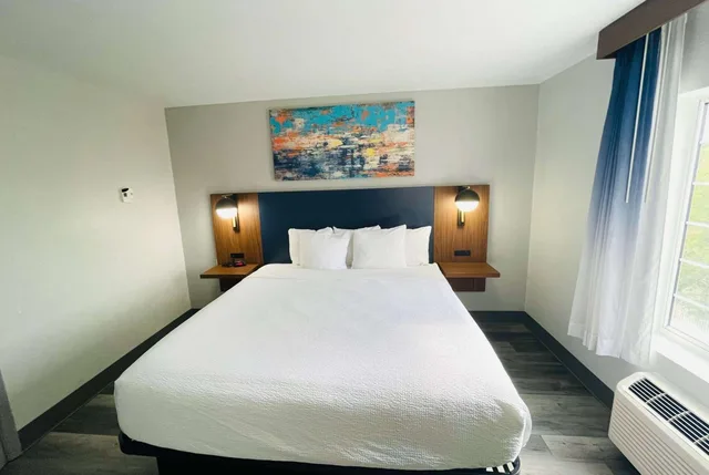 جناح بسرير كينج بغرفة نوم واحدة، La Quinta Inn & Suites by Wyndham Birmingham Homewood 1/8
