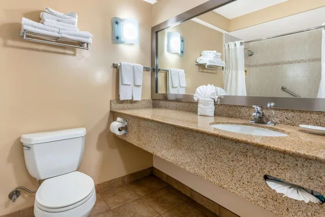جناح بغرفتي نوم بحوض جاكوزي، Best Western Plus Capitola By the Sea Inn Suites 8/10