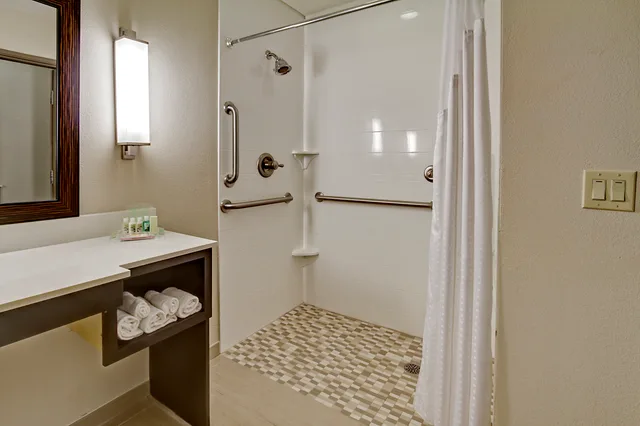Suite, Accessible, Holiday Inn Hotel And Suites Tupelo North 2/2