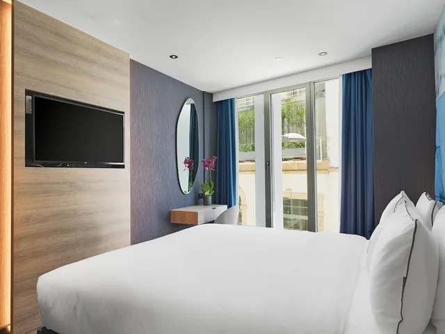 Down to Earth, Superior, Queen Bed، NYX Hotel Limassol 2/6