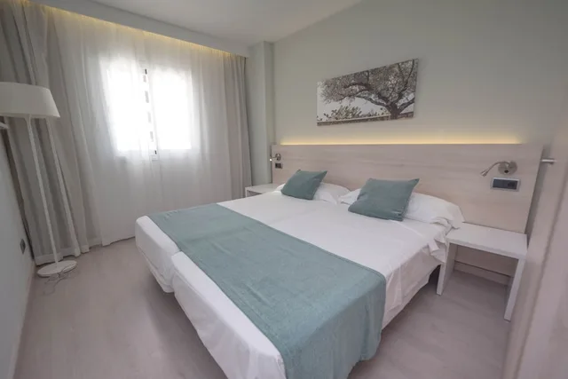 شقة سوبيريور بسريرين منفصلين بإطلالة على المسبح بشرفة مع أريكة، Olive Beach Apartments 1/10