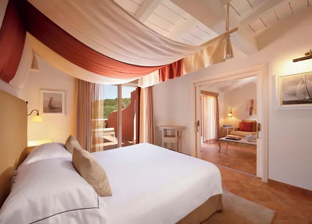 جناح تنفيذي بإطلالة على البحر بشرفة، CPH Pevero Hotel 1/2