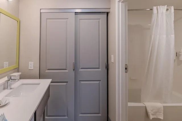 جناح بسريرين كوين، Hampton Inn Suites Florence Downtown 7/7