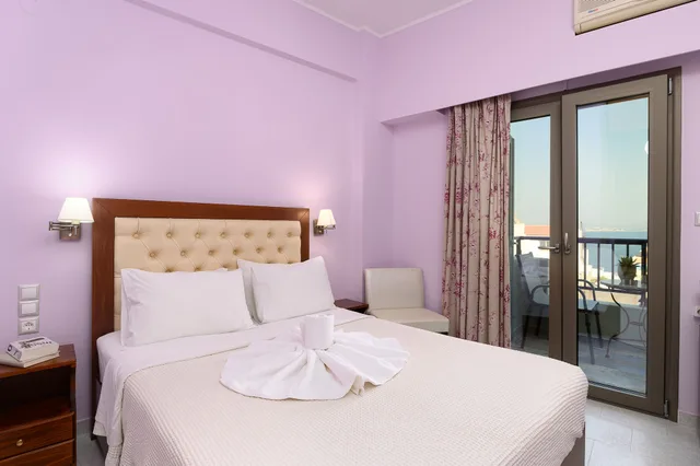 غرفة بسرير مزدوج أو سريرين منفصلين بإطلالة على البحر، Avra Hotel 1/4