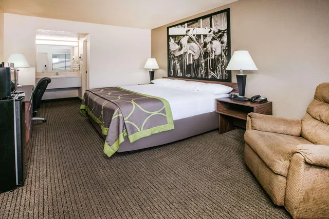 غرفة بسرير كينج، Super 8 by Wyndham Oklahoma Airport Fairgrounds West 1/1