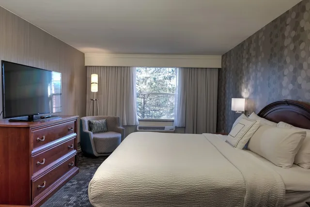 جناح بسرير كينج بغرفة نوم واحدة مع أريكة، Courtyard Chapel Hill 1/2