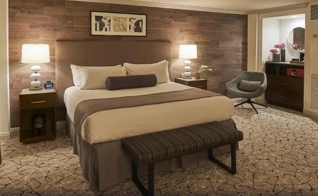غرفة بريميير، Warwick Denver 1/1