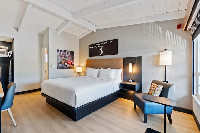 Deluxe, King Bed, Pool View, Thunderbird Lodge 1/8