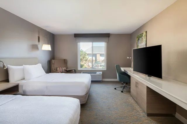 غرفة بسريرين مزدوجين بحوض استحمام لذوي الإعاقة، Hilton Garden Inn St. Charles 2/3