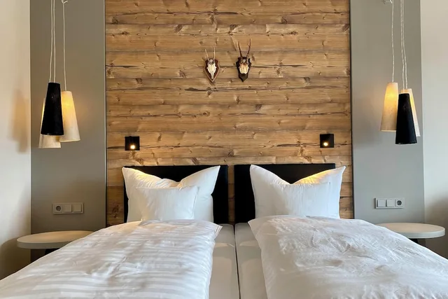 جناح جونيور بسريرين منفصلين وفرشتي فوتون وسرير كوين، Ringhotel Kohlers Forsthaus 5/5