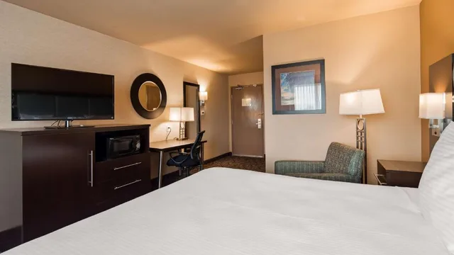 غرفة بمطبخ صغير، Best Western Plus Oceanside Palms 1/7