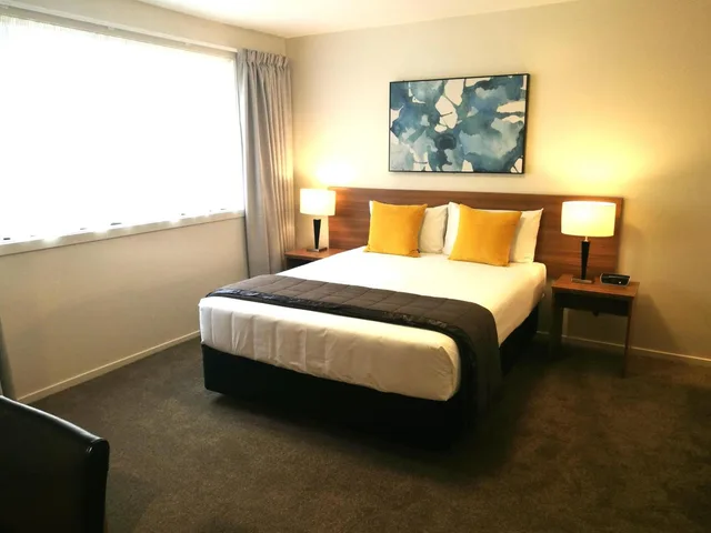 جناح بسرير فردي وسريرين كوين بغرفتي نوم، The Victoria Hotel Dunedin 1/9