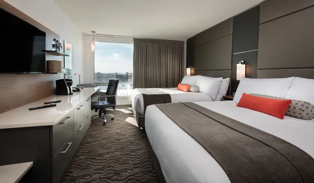 غرفة بريميوم بسريرين كوين، Carriage House Hotel Conference Centre 1/5