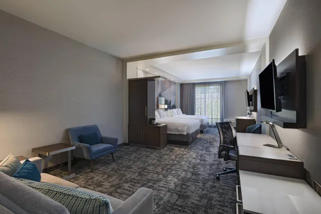 جناح بسريرين كوين بغرفة نوم واحدة مع أريكة، Courtyard St. Louis Brentwood 2/4
