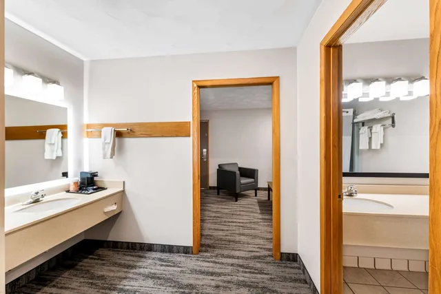 Suite, King Bed, Quality Inn & Suites Munising 2/2