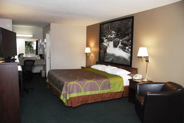 غرفة بسرير كينج للمدخنين، Super 8 by Wyndham Chattanooga Ooltewah 2/4