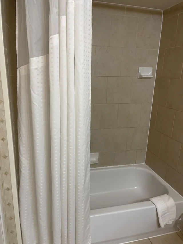 غرفة قياسية بسرير كينج، Wingate by Wyndham Southport 8/8