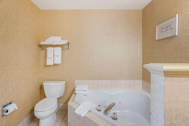 جناح بسرير كينج بحوض جاكوزي، Best Western Plus Revere Inn & Suites 10/10