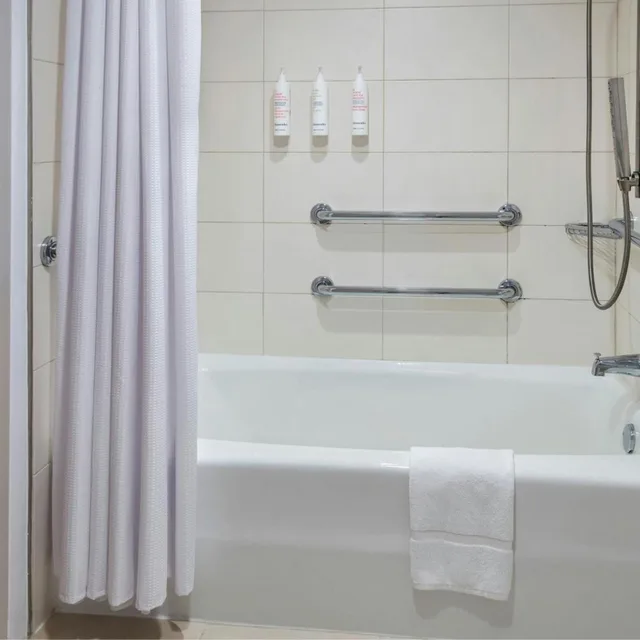 غرفة بسرير كينج مع دخول صالة النادي لذوي الإعاقة، Westchester Marriott 3/4