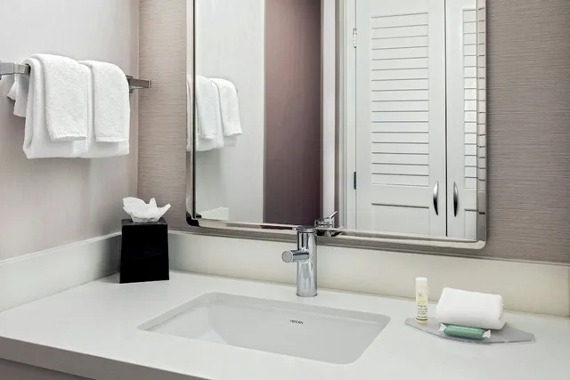 جناح بسرير كينج بغرفة نوم واحدة مع أريكة، Courtyard by Marriott Boston Andover 4/8