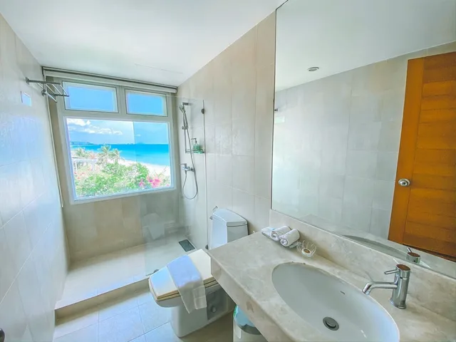 Family, 1 Double and 1 Single Bed, Sea Front، Nern Chalet Beachfront Hotel 4/5