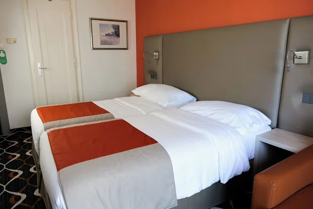 2 Bedrooms, Family, Twin Beds, Queen Bed, 2 Bathrooms, Sofa, Eden Hotel 2/4